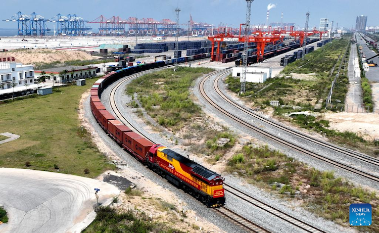 Αυτ? η αεροφωτογραφ?α που τραβ?χτηκε στι? 17 Σεπτεμβρ?ου του 2022, δε?χνει ?να φορτηγ? τρ?νο που αναχωρε? απ? το λιμ?νι Τσιντζ?ου, τη? π?λη? Τσιντζ?ου, στην αυτ?νομη περιοχ? Γκουανσ? Τζου?νγκ τη? ν?τια? Κ?να?.