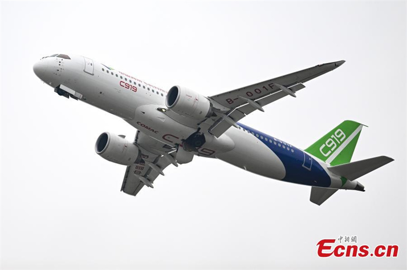 ?να C919, το πρ?το επιβατικ? αεροσκ?φο? εγχ?ρια? κατασκευ?? τη? Κ?να?, κ?νει το ντεμπο?το του κατ? τη δι?ρκεια τη? Αεροπορικ?? Επ?δειξη? τη? Κ?να?, στη π?λη Τζο?χα? τη? επαρχ?α? Γκουανγκντ?νγκ τη? ν?τια? Κ?να? στι? 8 Νοεμβρ?ου του 2022. (Φωτογραφ?α: Υπηρεσ?α ειδ?σεων τη? Κ?να? / Σου?ν Ζ?φα)