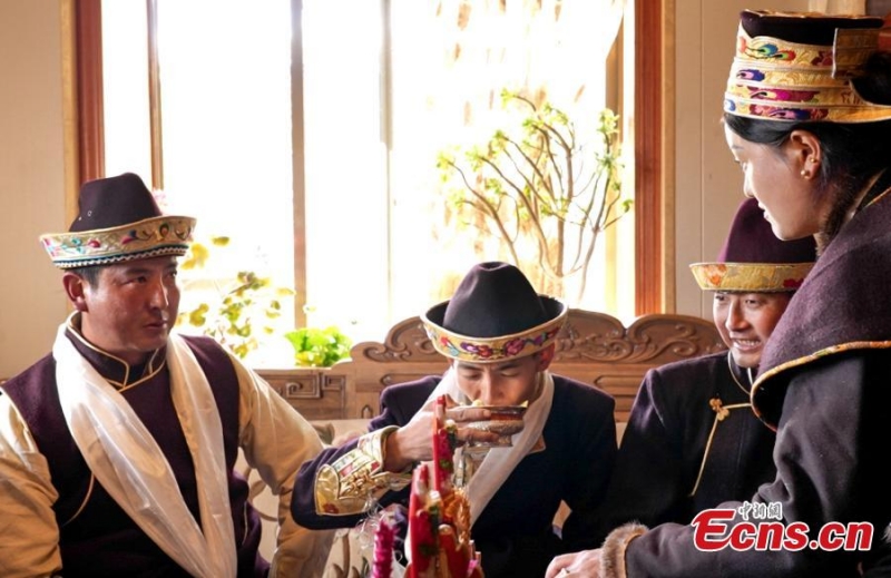 Ντ?πιοι π?νουν ορειν? κρασ? απ? κριθ?ρι για να γιορτ?σουν το Ν?ο ?το? Γκονγκμπ? σ?μφωνα με το θιβετιαν? ημερολ?γιο, το οπο?ο π?φτει στι? 24 Νοεμβρ?ου φ?το?, στην π?λη Νγινγκτσ?, στην αυτ?νομη περιοχ? του Θιβ?τ τη? νοτιοδυτικ?? Κ?να?, 24 Νοεμβρ?ου 2022. (Photo/China News Service)