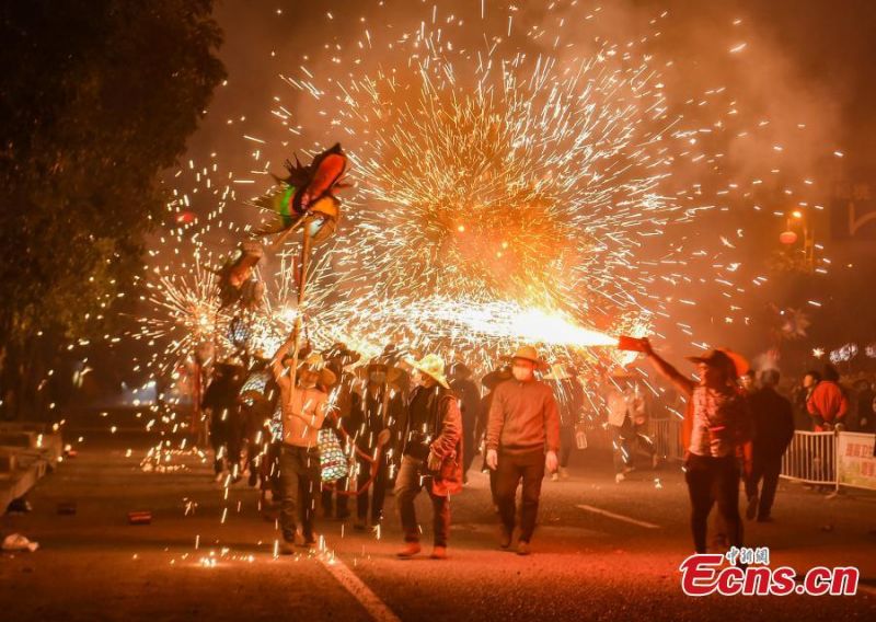 ?να? απ?στευτο? χορ?? δρ?κου β?ζει φωτι? στον ουραν? του Γκουιτζ?ου