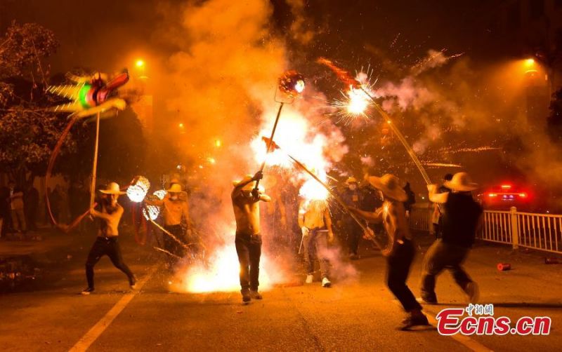 ?να? απ?στευτο? χορ?? δρ?κου β?ζει φωτι? στον ουραν? του Γκουιτζ?ου