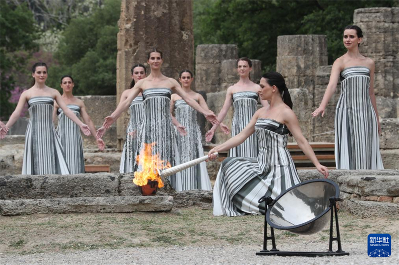 Στι? 16 Απριλ?ου, η ηθοποι?? Μα?ρη Μην?, ω? πρωθι?ρεια, κρατ?ει την ιερ? φλ?γα. (Φωτογραφ?α / Xinhua)