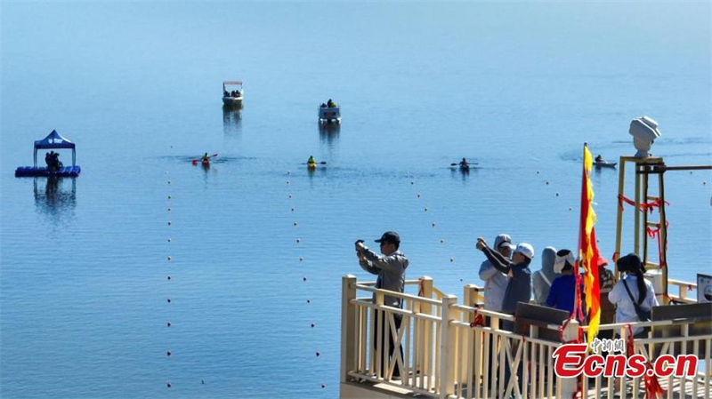 Το China Kayak Marathon Open στη λ?μνη Μπ?στεν στο Σιντζι?νγκ