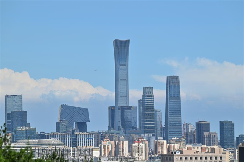 Φωτογραφ?α τραβηγμ?νη απ? το Jingshan Hill στι? 12/8/2024 αποτυπ?νει του? ουρανοξ?στε? στην Κεντρικ? Εμπορικ? Συνοικ?α (CBD) κατ? τη δι?ρκεια μια ηλι?λουστη? ημ?ρα?. (Φωτογραφ?α / Xinhua)