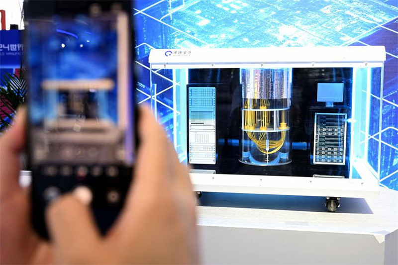 ?να? επισκ?πτη? φωτογραφ?ζει ?να μοντ?λο υπεραγ?γιμου κβαντικο? υπολογιστ? Origin Wukong στην Παγκ?σμια ?κθεση Βιομηχανικ?? Κατασκευ?? 2024 στη Χεφ?ι, επαρχ?α Ανχο?ι τη? ανατολικ?? Κ?να?, 20/09 2024. (Φωτογραφ?α / Xinhua)