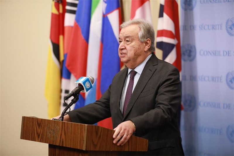 Ο Γενικ?? Γραμματ?α? του ΟΗΕ, Αντ?νιο Γκουτ?ρε?, μιλ? στου? δημοσιογρ?φου? ?ξω απ? την Α?θουσα του Συμβουλ?ου Ασφαλε?α? στα κεντρικ? γραφε?α του ΟΗΕ στη Ν?α Υ?ρκη, στι? 5 Δεκεμβρ?ου 2024. Φωτογραφ?α: Xinhua