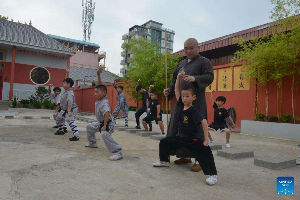 Οι μαθητ?? εξασκο?νται στο Shaolin Kung Fu στο να? Shaolin.