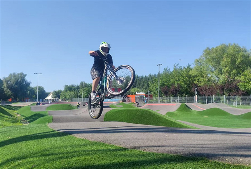 ?φηβο? εξασκε?ται στην ποδηλασ?α στην π?στα Pump Track. (Φωτογραφ?α / Λα?κ? Καθημεριν? Online)