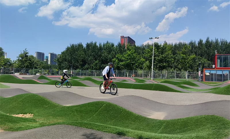 ?φηβο? εξασκε?ται στην ποδηλασ?α στην π?στα Pump Track. (Φωτογραφ?α / Λα?κ? Καθημεριν? Online)